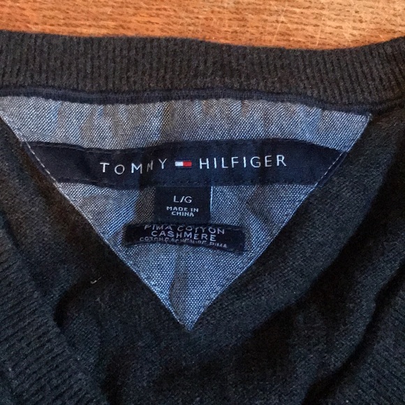 Tommy Hilfigher Sweater - Picture 2 of 3